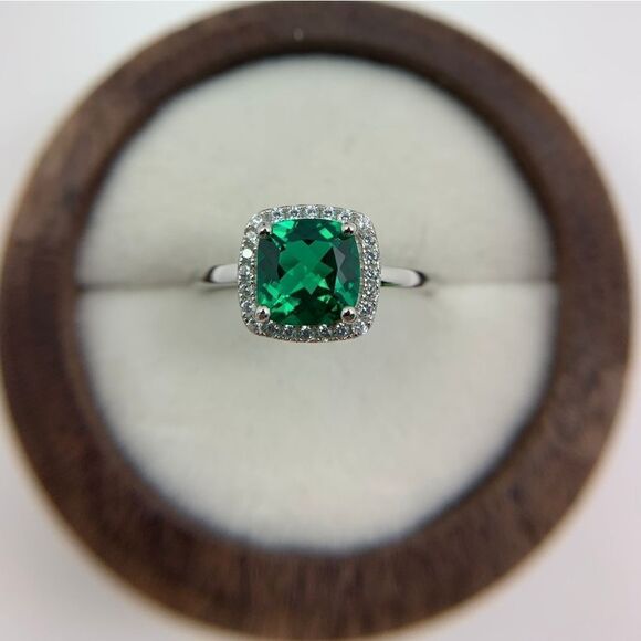 1.4 Carat Emerald Sterling Silver Ring - Picture 4 of 8